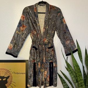 💕NWT💕Stunning Zara Basic Collection robe💕